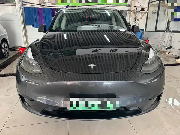 Tesla Model Y 2025