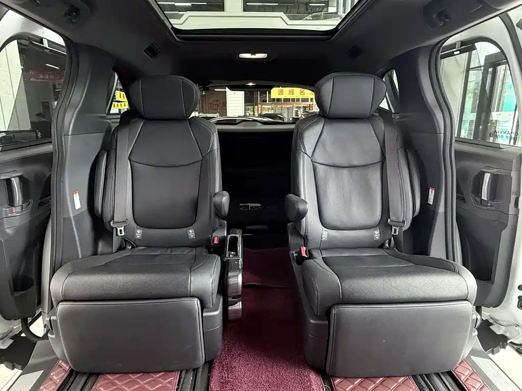 Toyota Granvia 2023 — фото 11