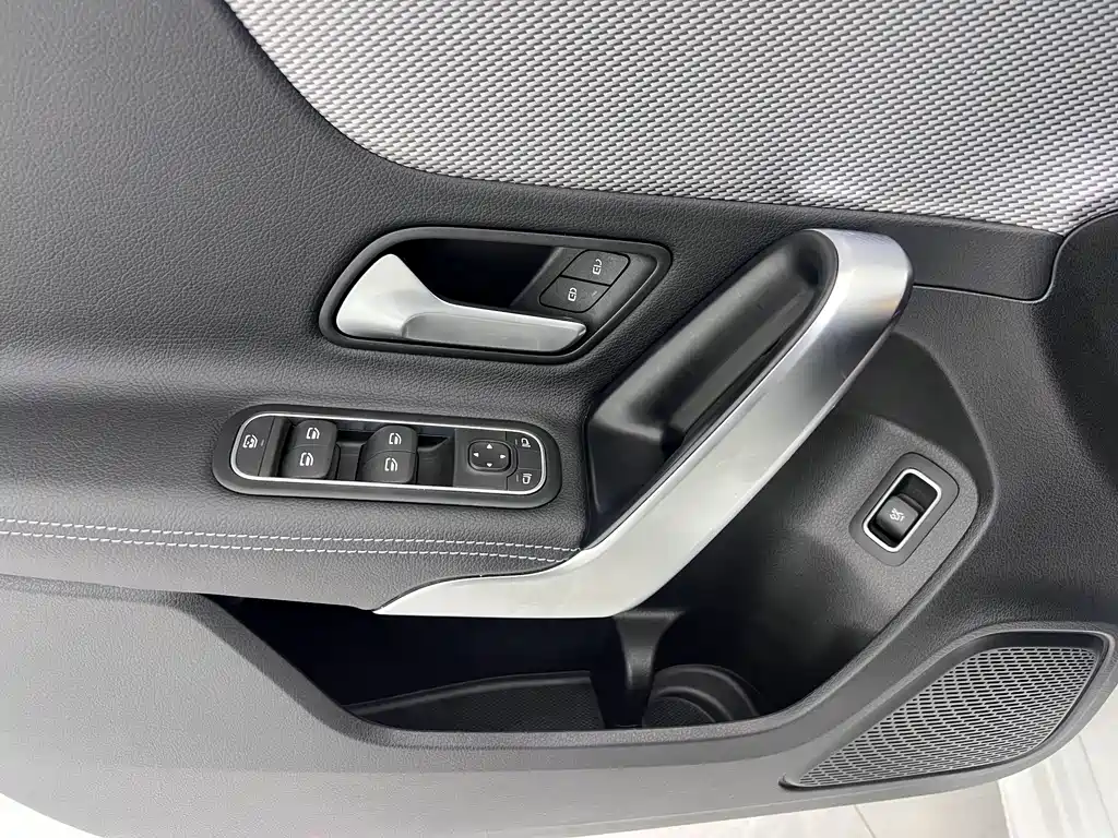 Mercedes-Benz A-Class 2024 — фото 8