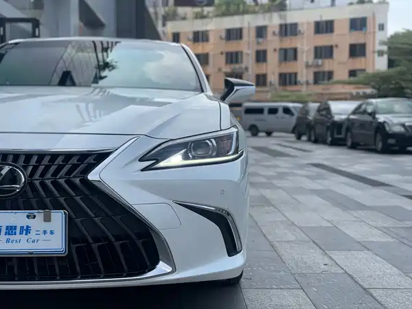 Lexus ES 2023