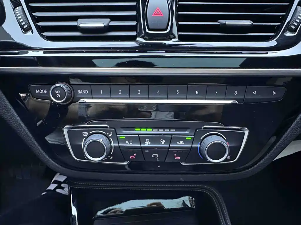 BMW 1 Series 2022 — фото 17