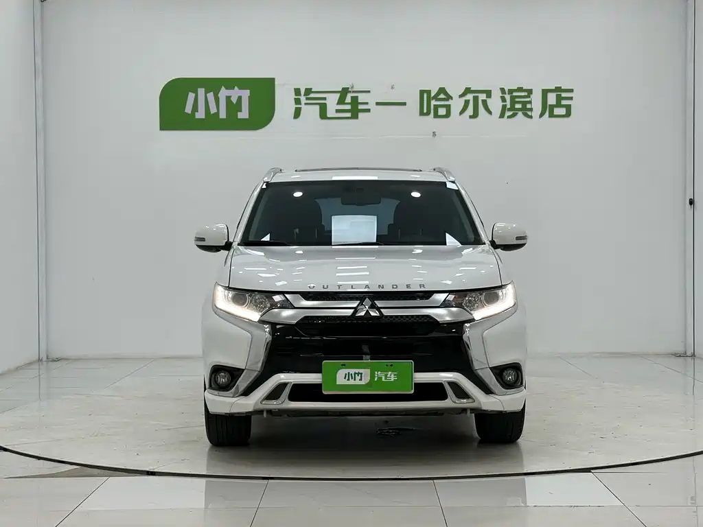 Mitsubishi Outlander 2023 — фото 2