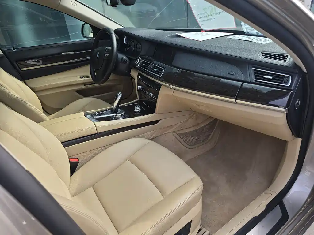 BMW 7 Series 2011 — фото 14