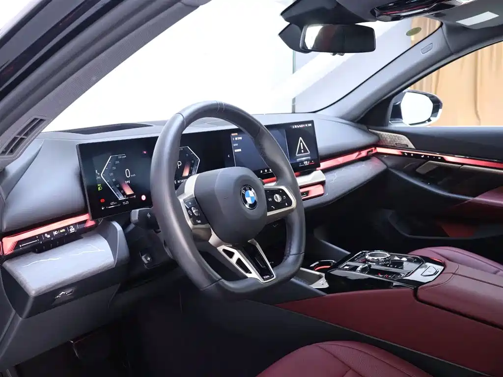 BMW 5 Series 2025 — фото 11