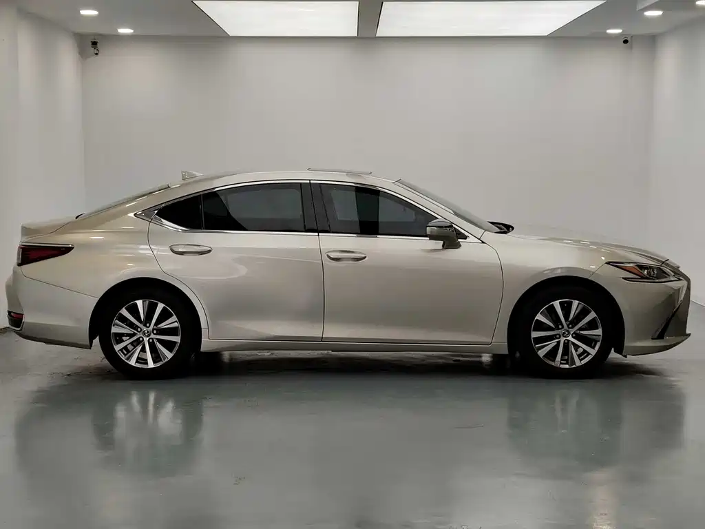 Lexus ES 2019 — фото 14