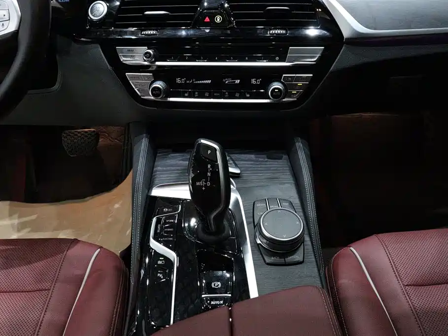 BMW 5 Series New Energy 2023 — фото 10