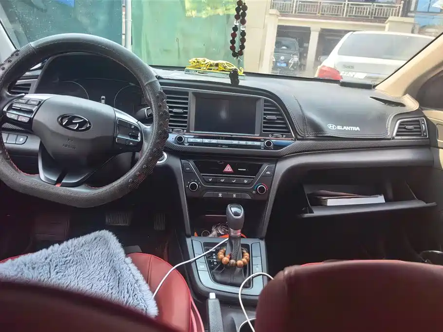 Hyundai Elantra 2018 — фото 16