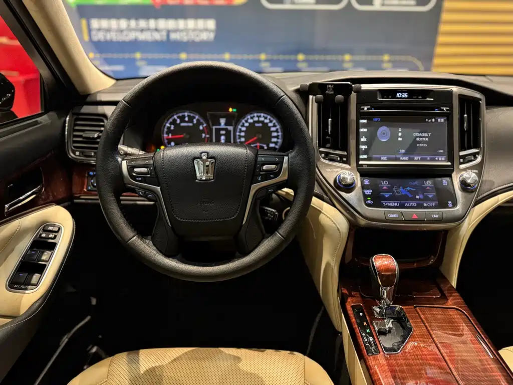 Toyota Crown 2017 — фото 14