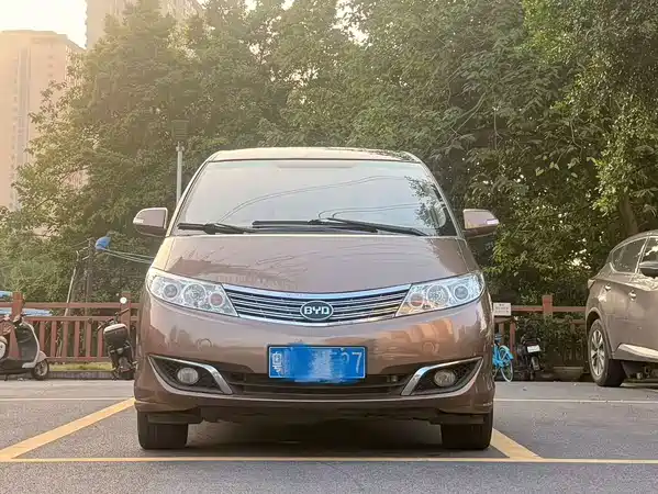 BYD M6 2015