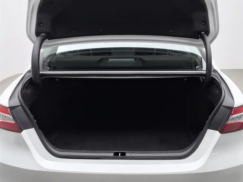 Toyota Camry 2023 — фото 16