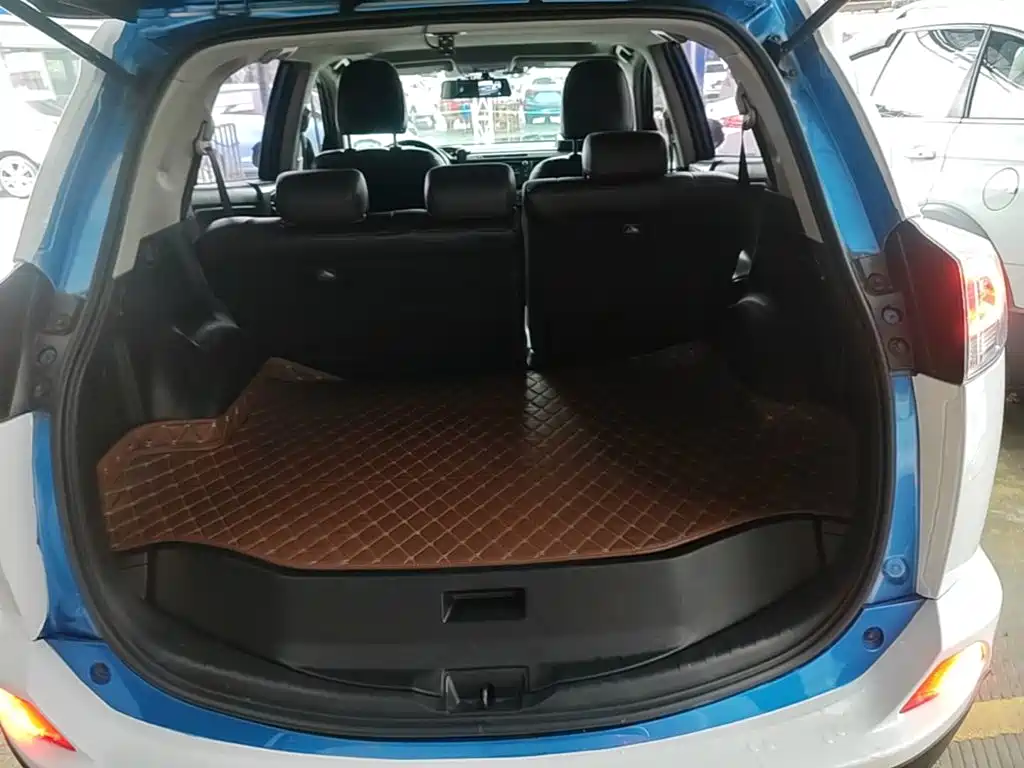 Toyota RAV4 2018 — фото 19