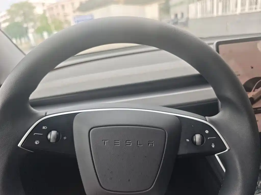 Tesla Model Y 2025 — фото 19