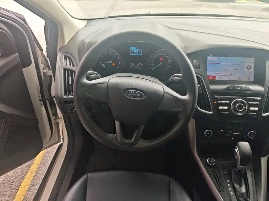 Ford Focus 2018 — фото 11