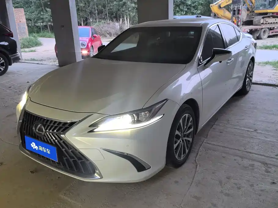 Lexus ES 2022