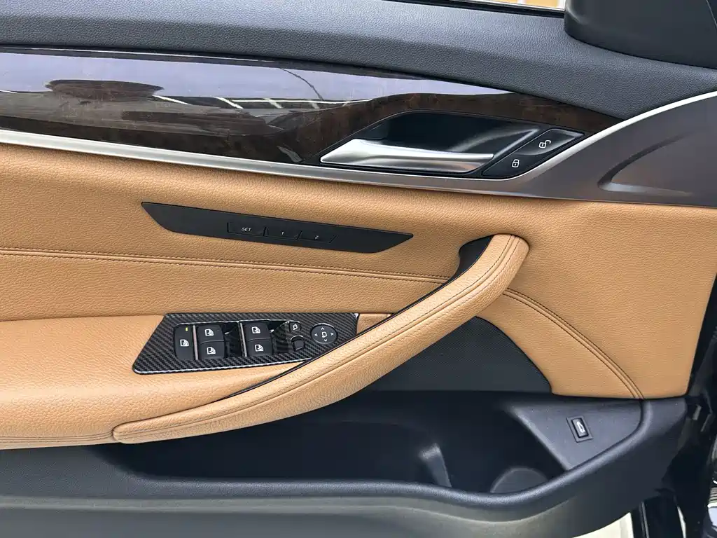 BMW 5 Series 2018 — фото 10