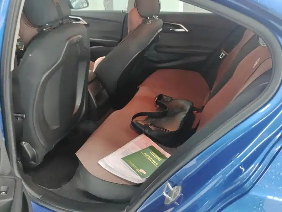 BMW 1 Series 2018 — фото 11