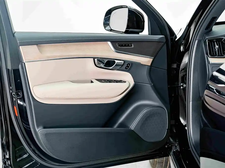 Volvo XC90 Plug-In Hybrid 2026 — фото 17