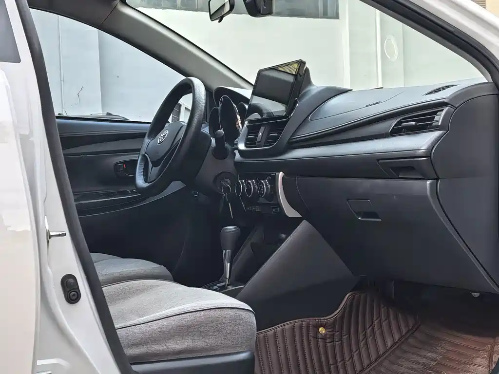 Toyota Yaris L 2021