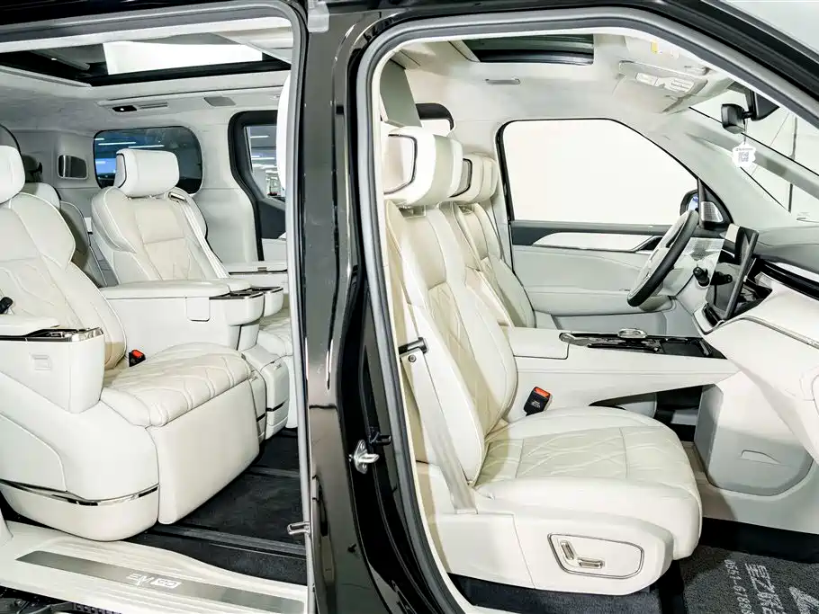 Volvo EM90 2025 — фото 24