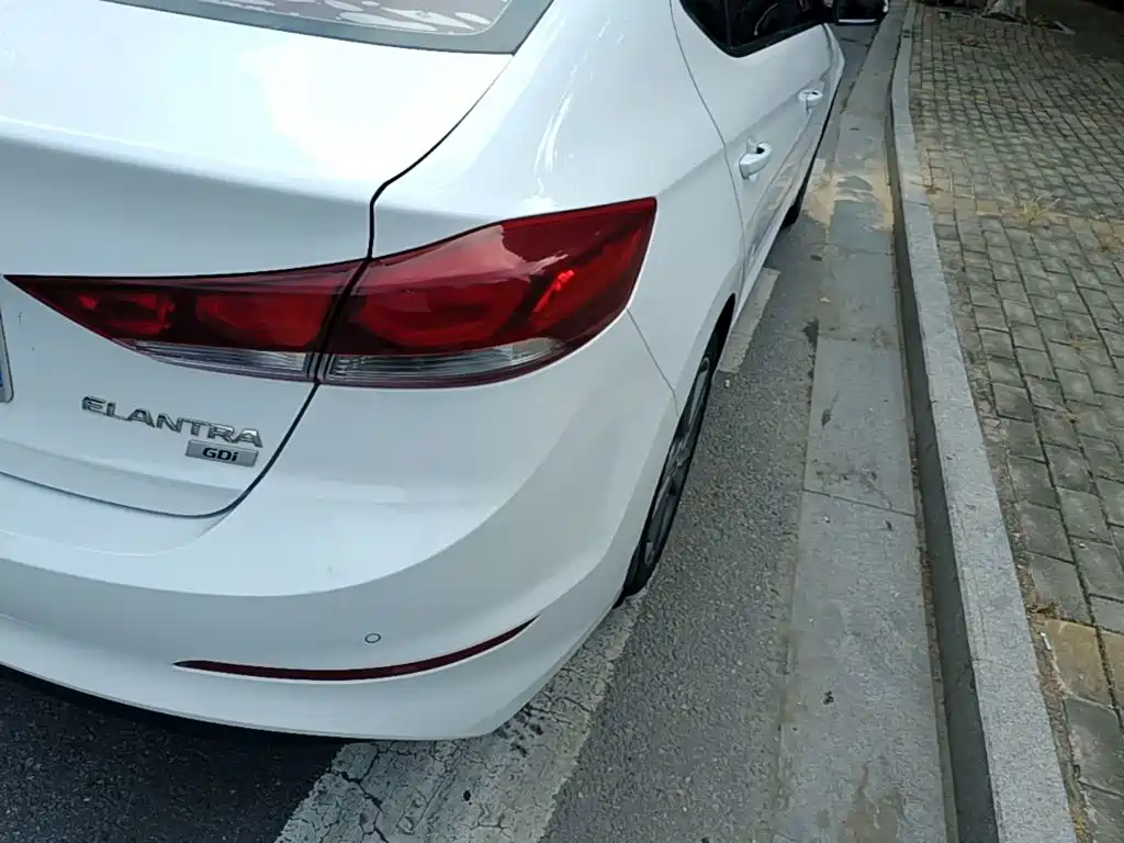 Hyundai Elantra 2016 — фото 8