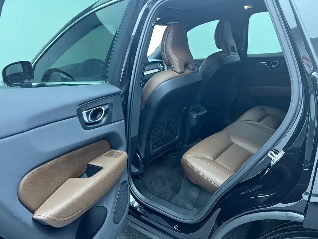 Volvo XC60 2021 — фото 9