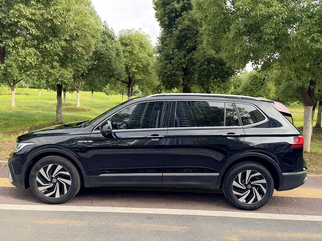 Volkswagen Tiguan L 2023 — фото 4