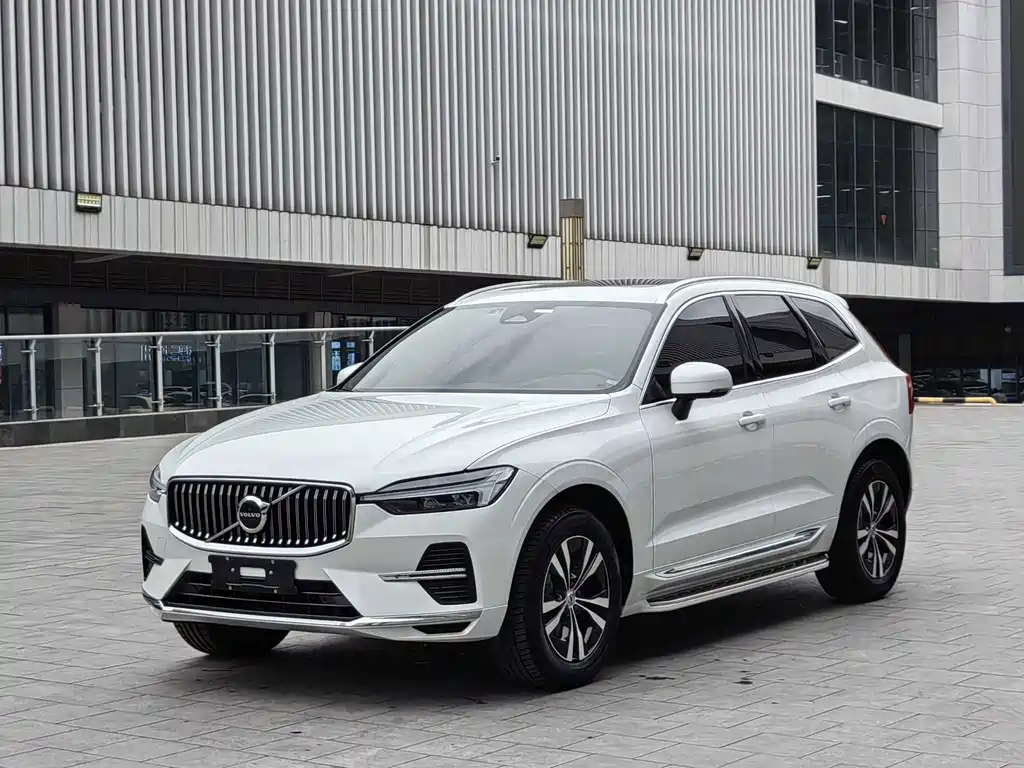 Volvo XC60 2022 — фото 1
