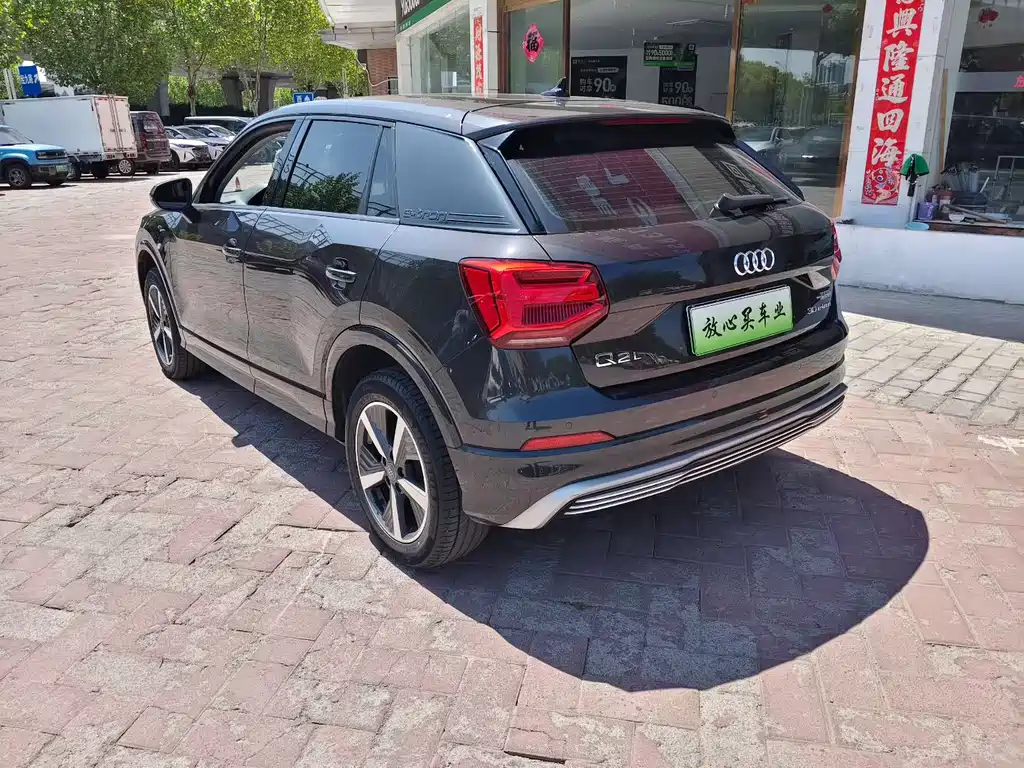 Audi Q2L e-tron 2021 — фото 3