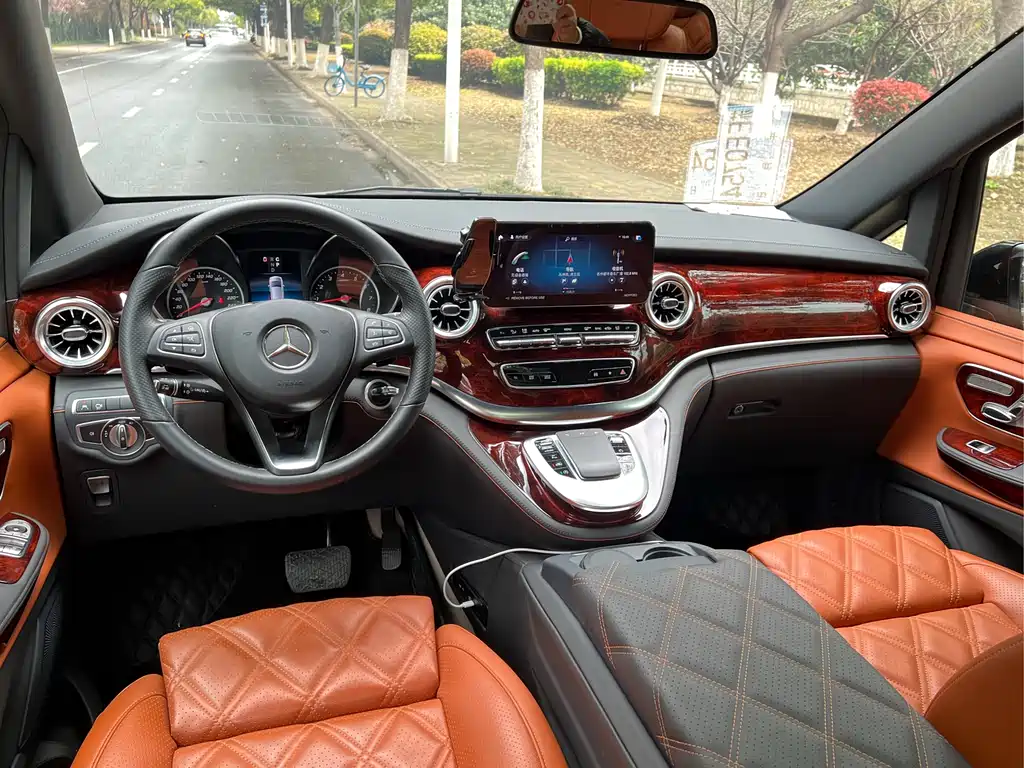 Mercedes-Benz V-Class 2024 — фото 16