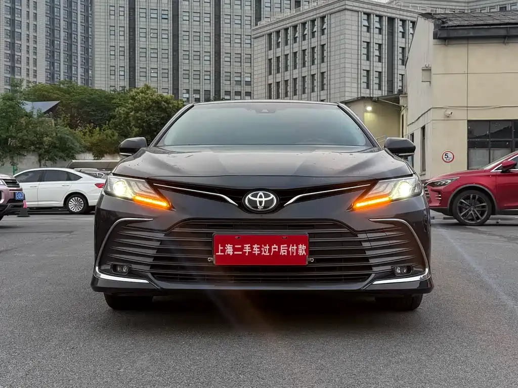 Toyota Camry 2022 — фото 1