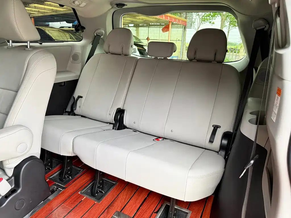 Toyota Sienna 2018 — фото 12