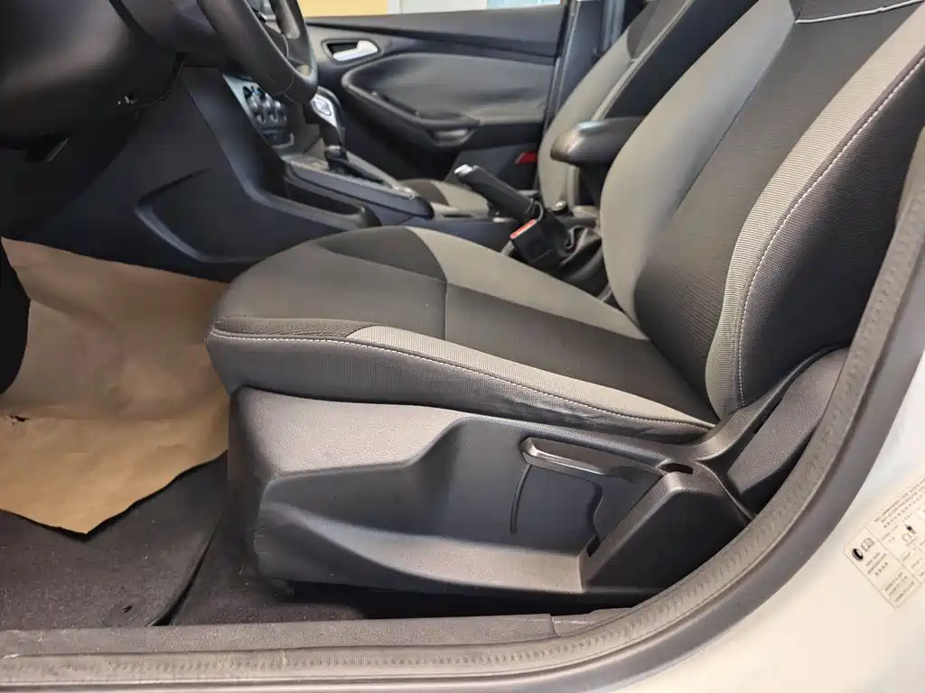 Ford Focus 2015 — фото 10