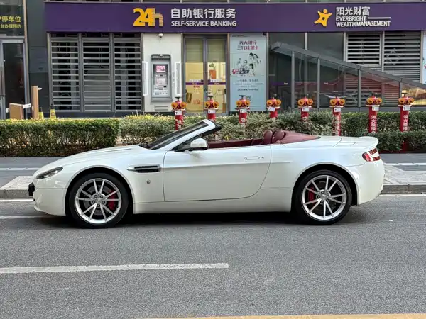 Aston Martin V8 Vantage 2011