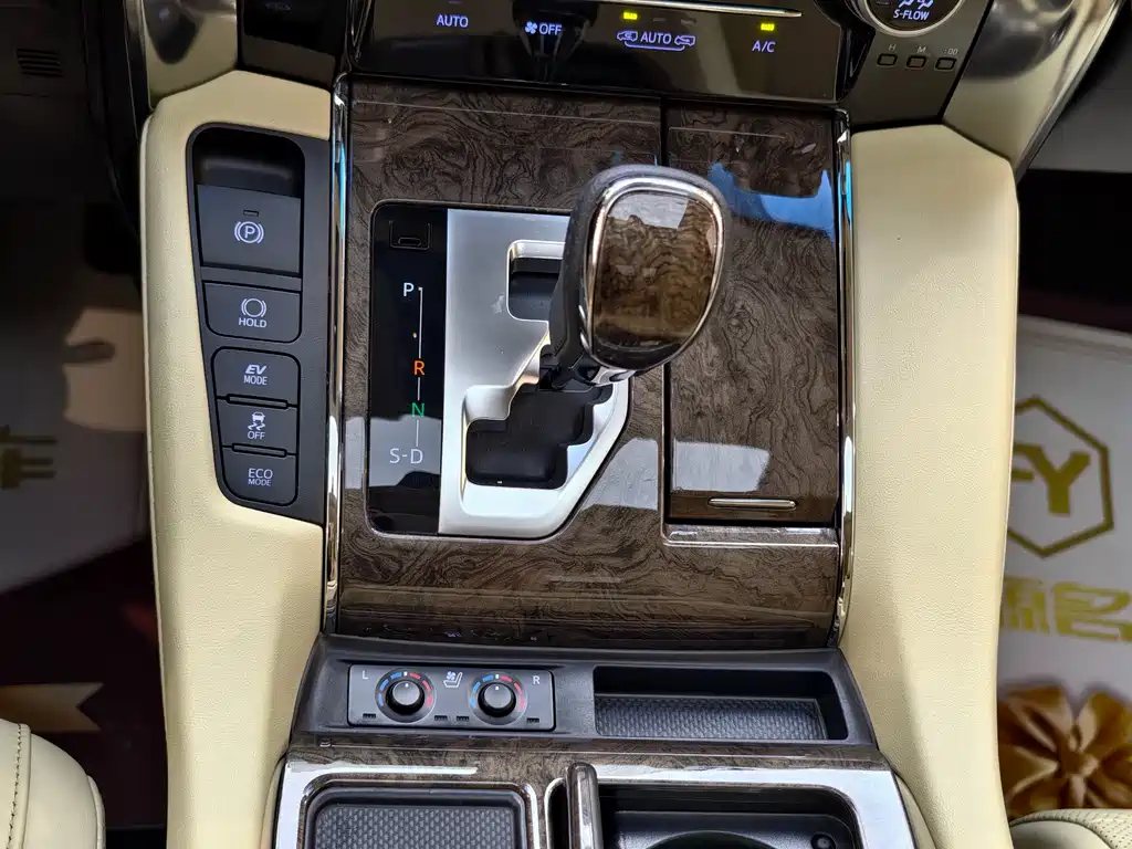 Toyota Vellfire 2022 — фото 16