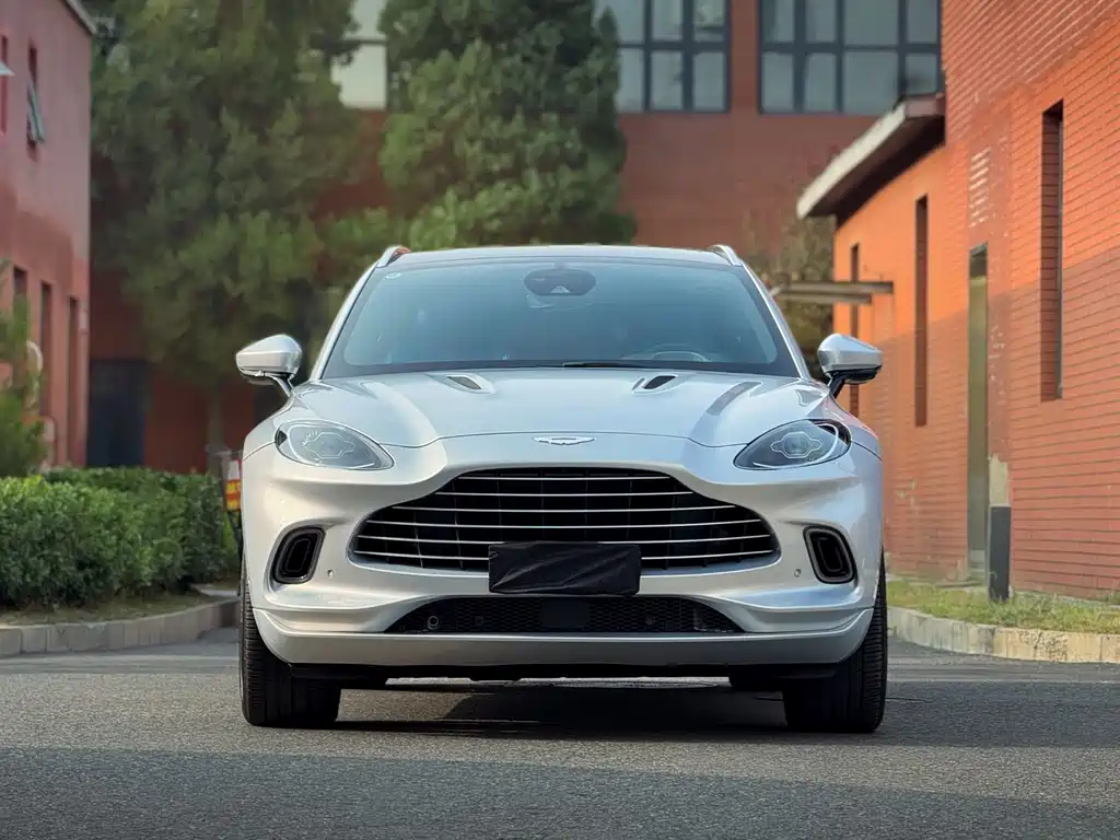 Aston Martin DBX 2021 — фото 2
