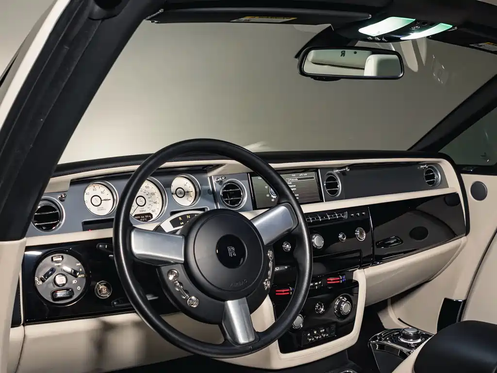 Rolls-Royce Phantom 2015 — фото 23