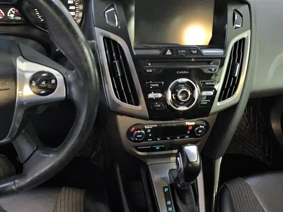 Ford Focus 2014 — фото 13