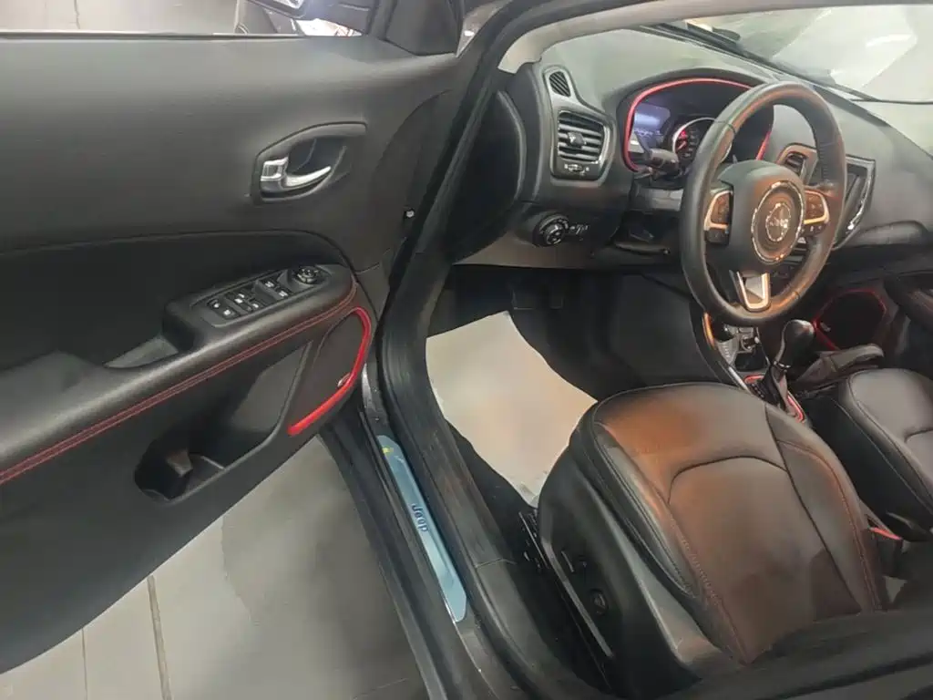 Jeep Compass 2017 — фото 16