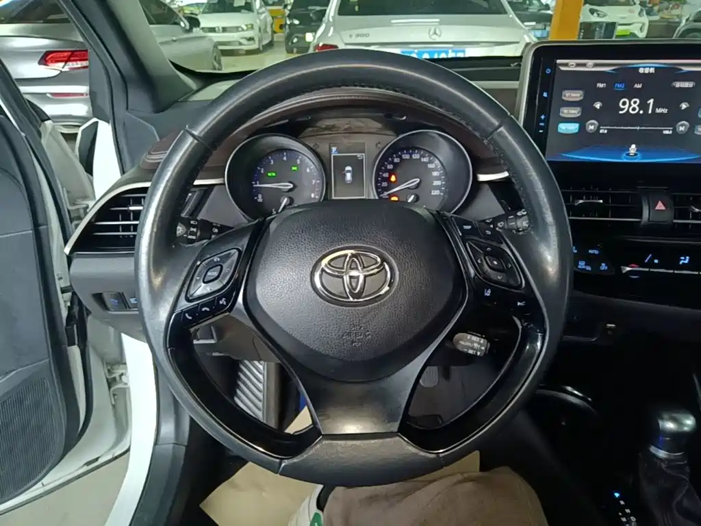 Toyota C-HR 2018 — фото 11