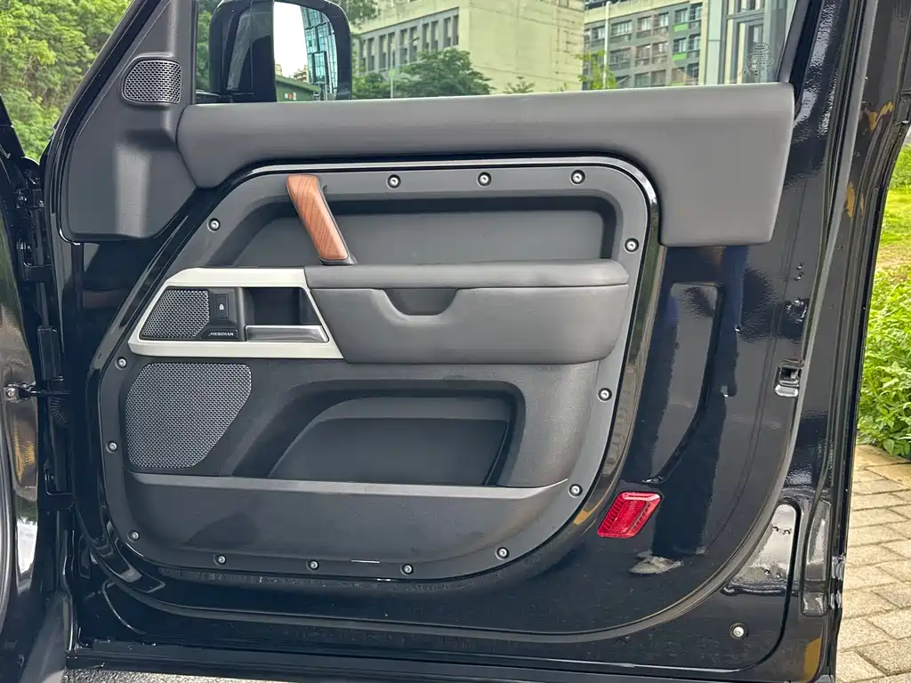Land Rover Defender 2022 — фото 19