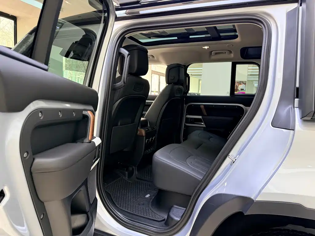 Land Rover Defender 2021 — фото 9