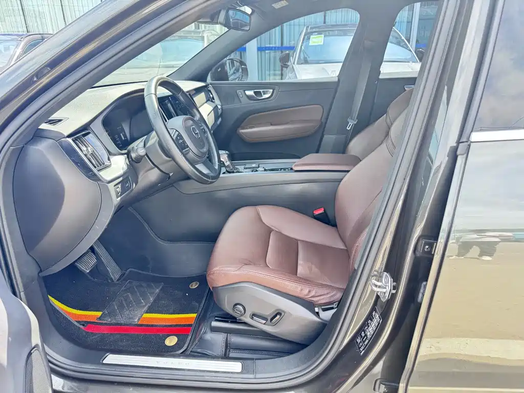 Volvo XC60 2021 — фото 11