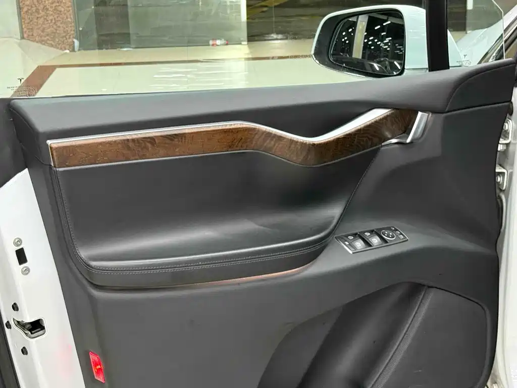Tesla Model X 2017 — фото 11