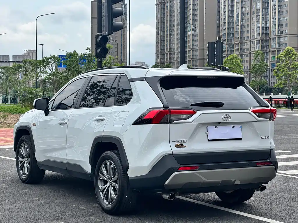Toyota RAV4 2024 — фото 11