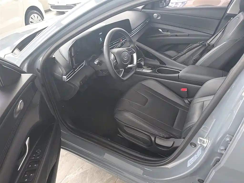 Hyundai Elantra 2023 — фото 15