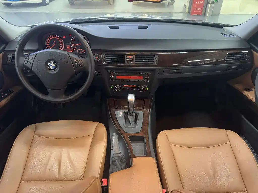 BMW 3 Series 2011 — фото 10