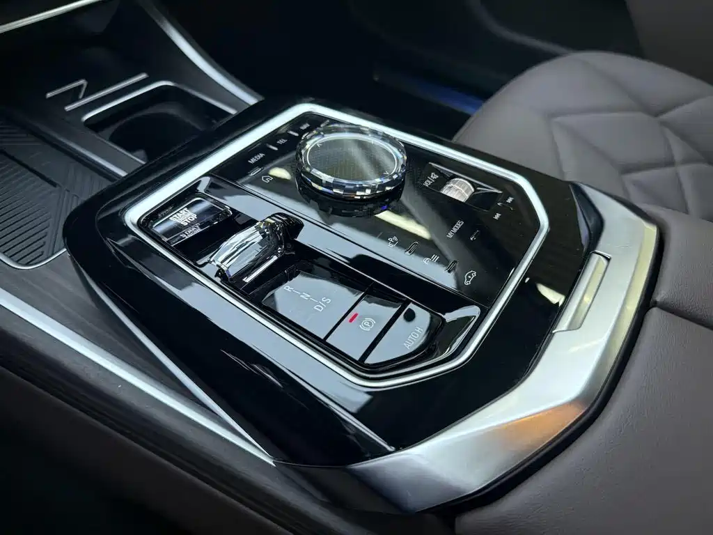 BMW 7 Series 2025 — фото 13