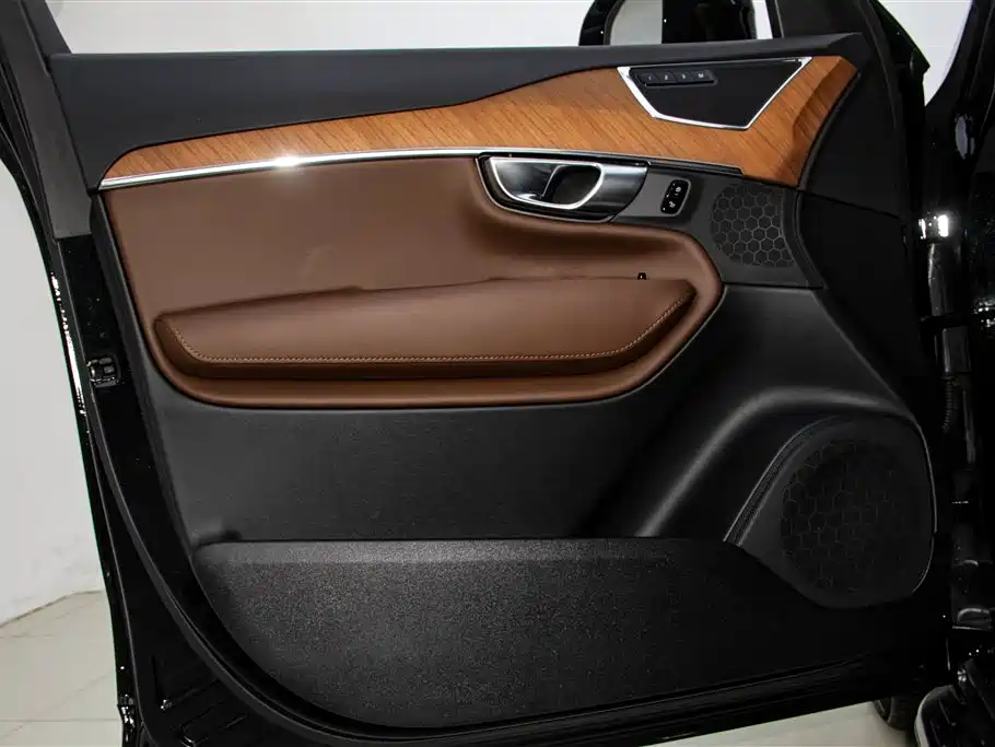 Volvo XC90 2023 — фото 16
