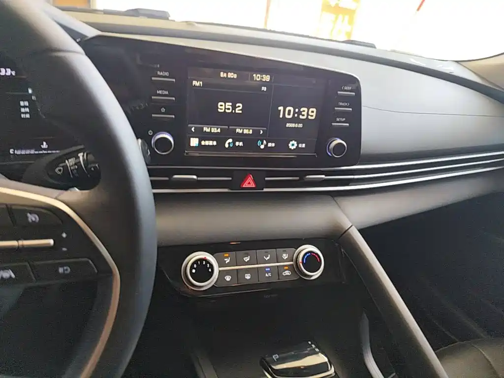 Hyundai Elantra 2023 — фото 13