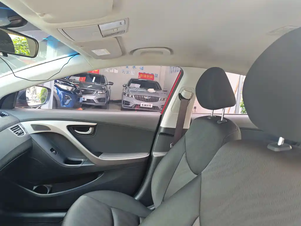 Hyundai Elantra 2016 — фото 19